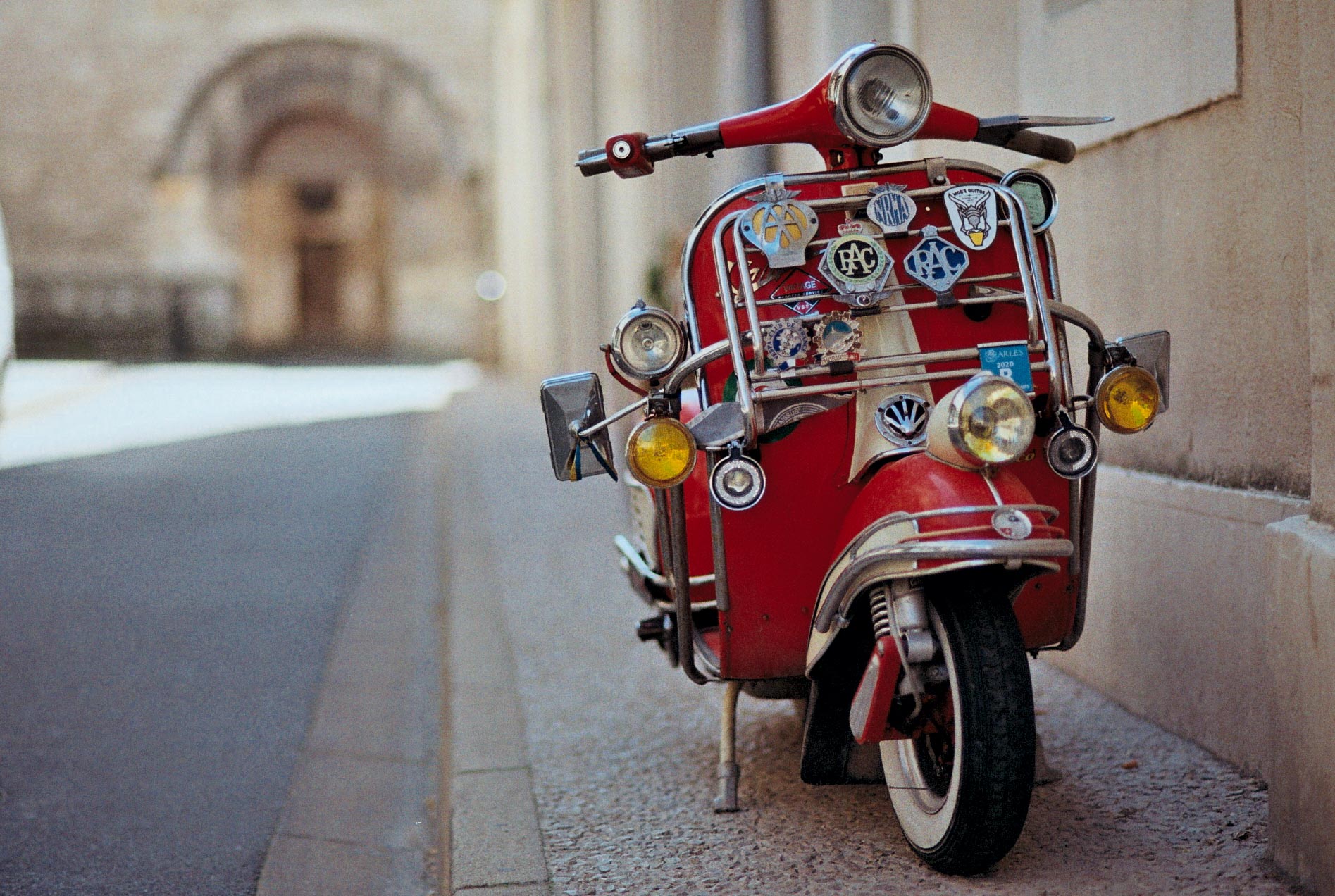 Scooter dans les rues d'Arles.